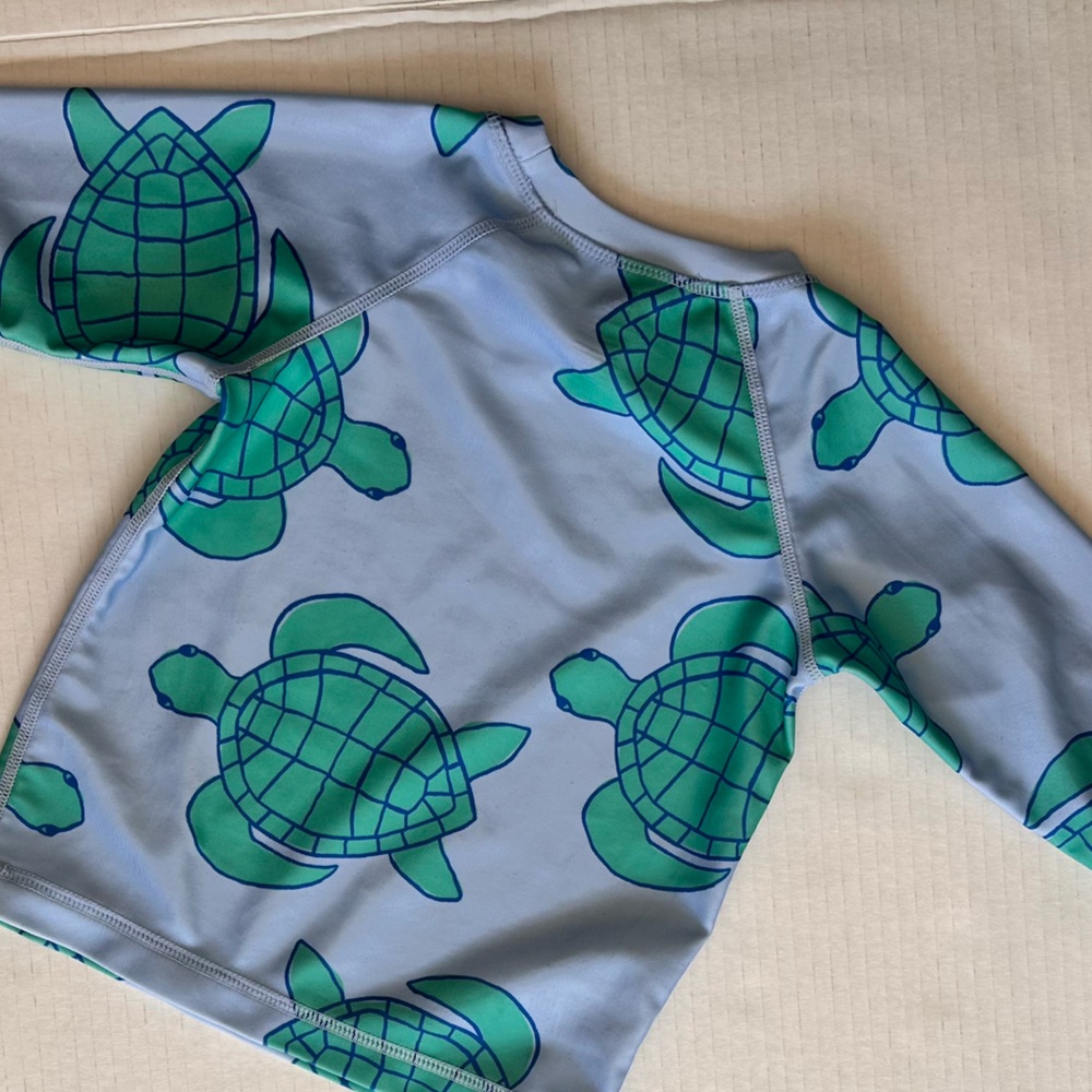 Tea Collection Turtle Print Rash Guard (12–18 Months) 🐢 - Picture 3 of 7